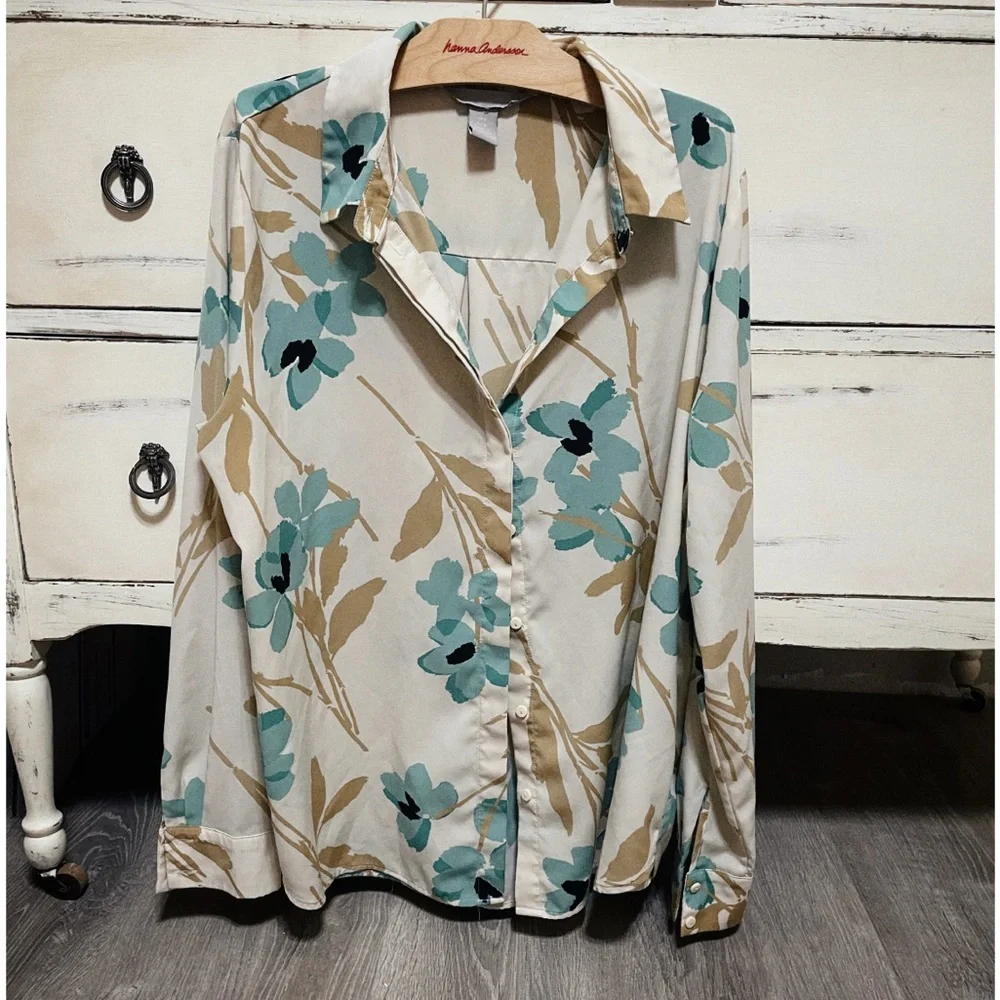 Sale!! Floral Button-Up Blouse - Picture 2 of 4